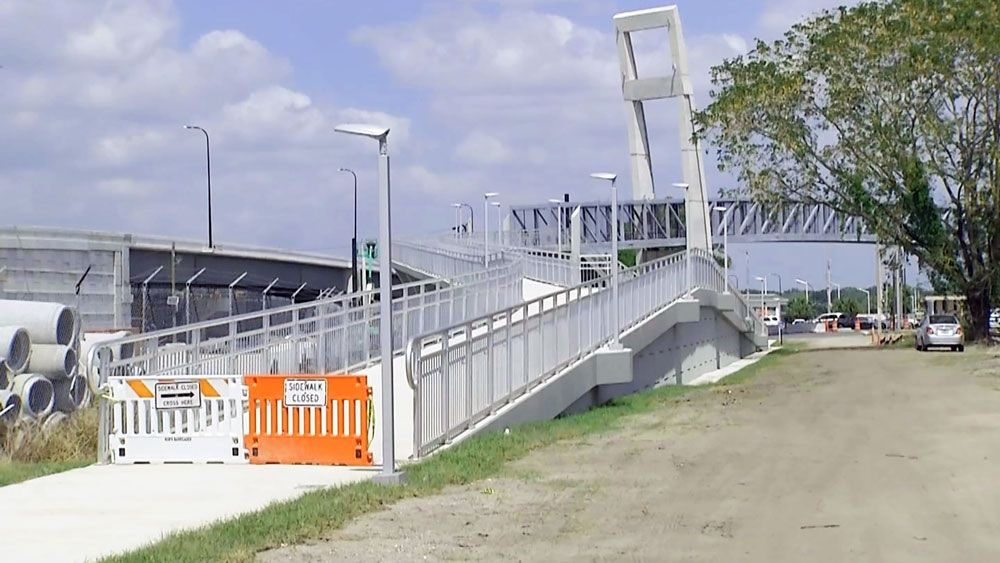 Construction crews are adding cables and a truss to the pedestrian bridge over Colonial Drive in Orlando. (Spectrum News)