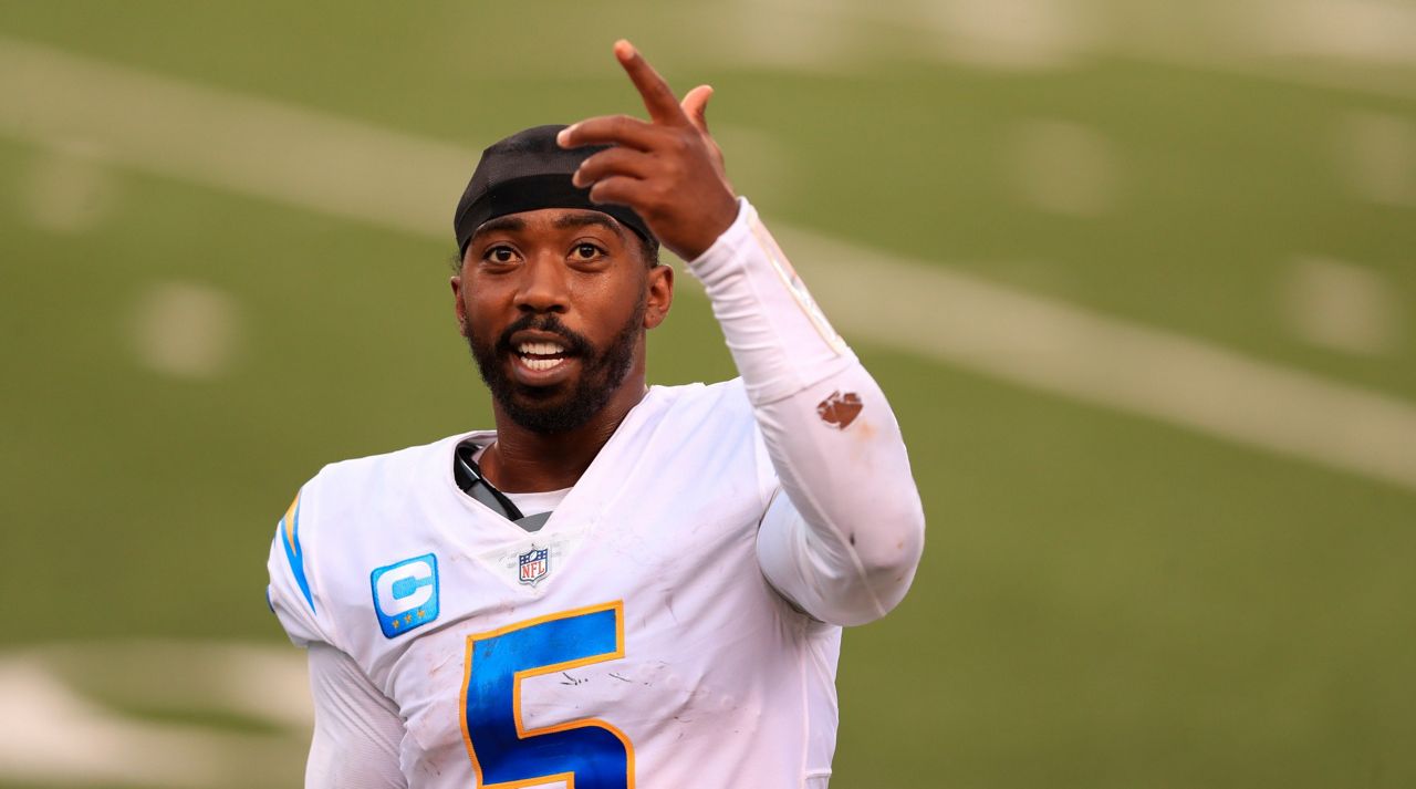 AP Source: Chargers' team doctor punctured Tyrod Taylor's lung