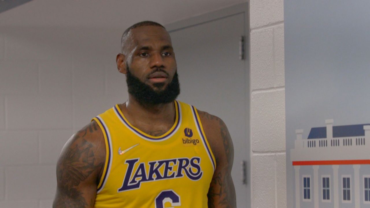 Lakers lose in Atlanta as LeBron gets knee examined in LA