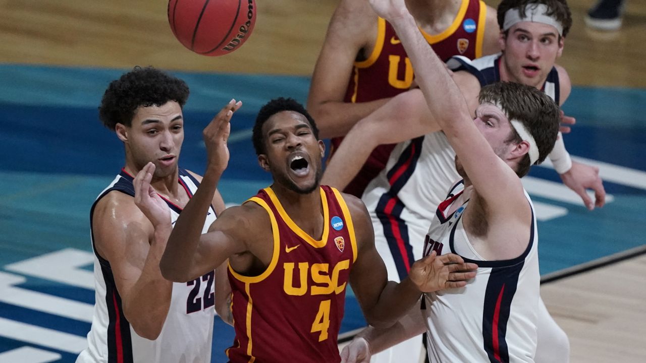 Southern California forward Evan Mobley (4) loses the ball between Gonzaga forward Anton Watson, left, and forward Drew Timme, right, during the first half of an Elite 8 game in the NCAA men's college basketball tournament at Lucas Oil Stadium, Tuesday, March 30, 2021, in Indianapolis. (AP Photo/Michael Conroy)