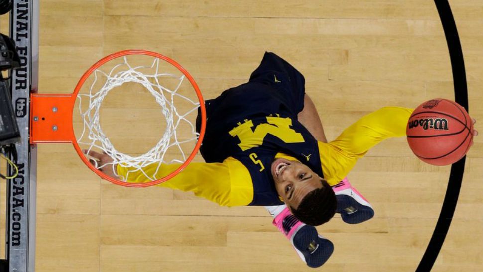 Michigan guard Jaaron Simmons dunks the ball during a practice session for the Final Four NCAA college basketball tournament, Friday March 30,2018, in San Antonio. (AP Photo/David J. Phillip) 
