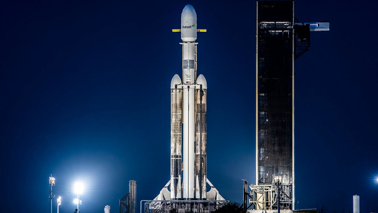 Despite weather delays, SpaceX launches Falcon Heavy rocket