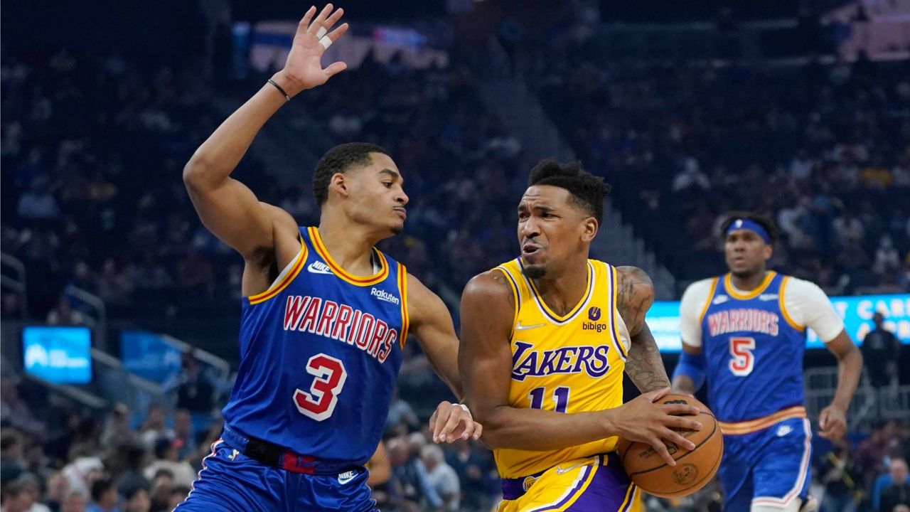 Thompson scores 33, Warriors beat Lakers to win third in row