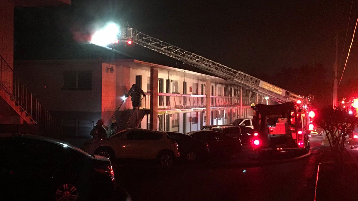Fire broke out in one of the buildings at Hibiscus Apartments in the Pine Hills area of Orlando Tuesday night. (Matt Fernandez, Staff)