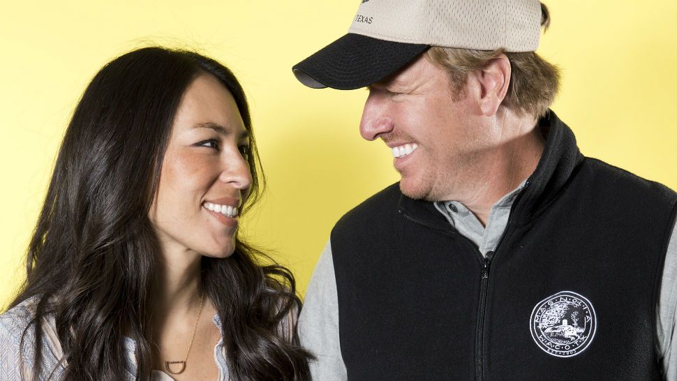 In this March 29, 2016 photo, Joanna Gaines, left, and Chip Gaines pose for a portrait in New York to promote their home improvement show, "Fixer Upper," on HGTV. (Photo by Brian Ach/Invision/AP)