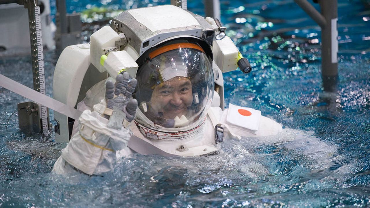 JAXA astronaut Akihiko Hoshide trains in NASA's Neutral Buoyancy Laboratory in January 2012, before taking part in Expedition 32 on board a Soyuz spacecraft. (NASA)