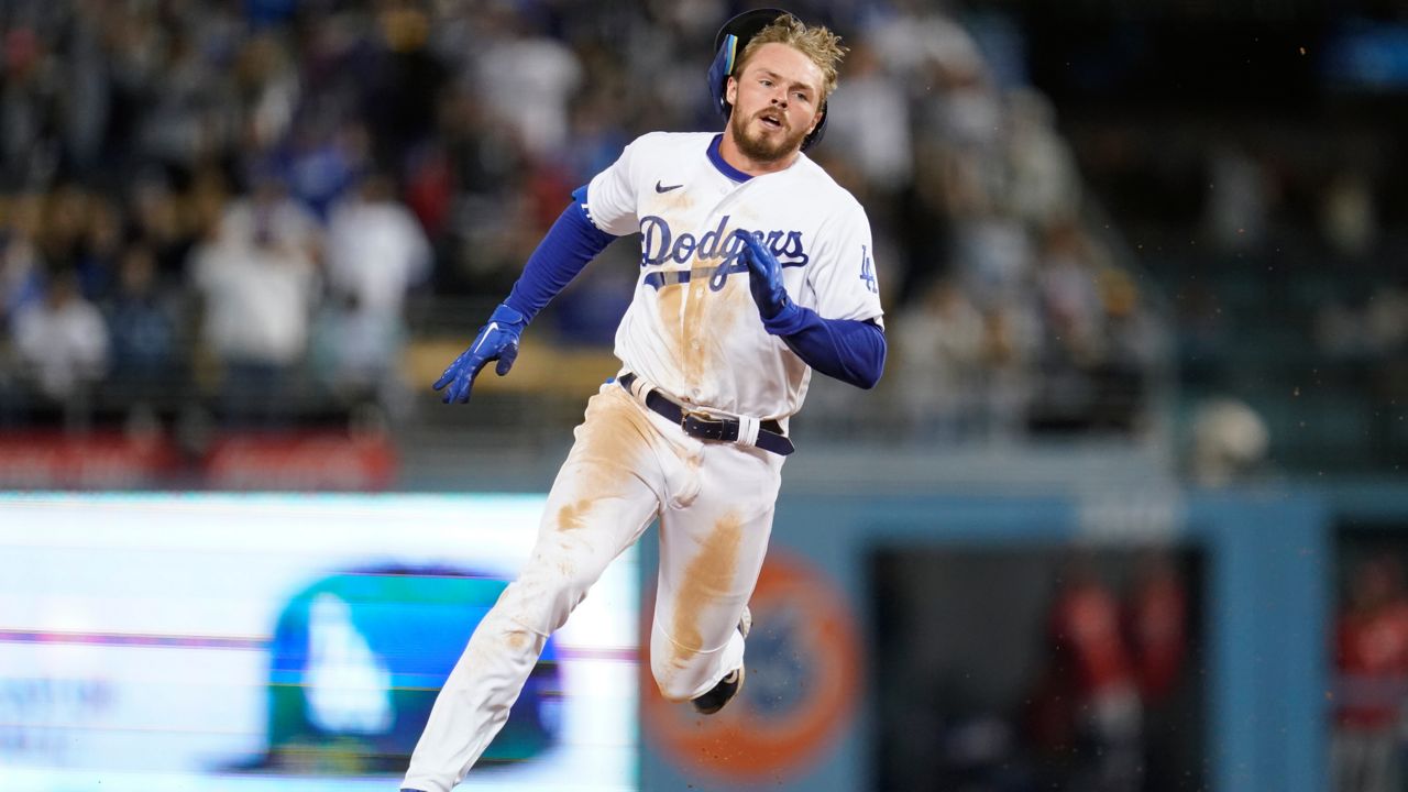 Dodgers' Gavin Lux leaves game with hamstring injury