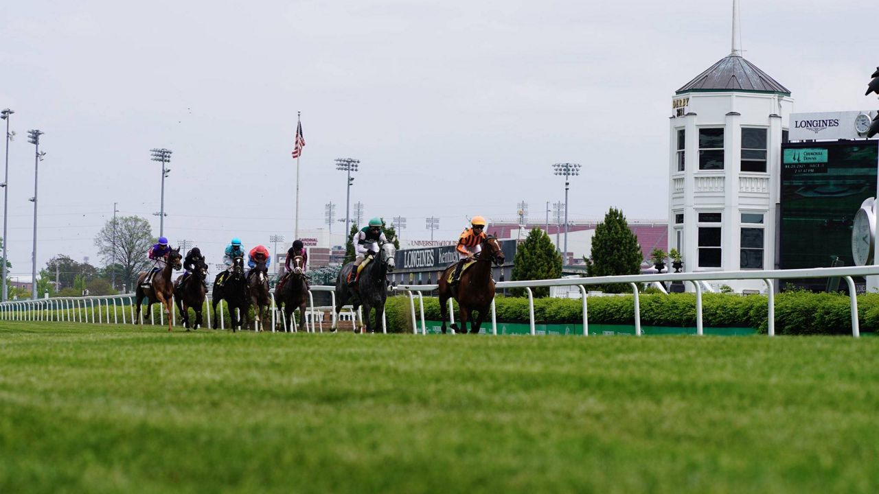 Horses running at Churchill Downs