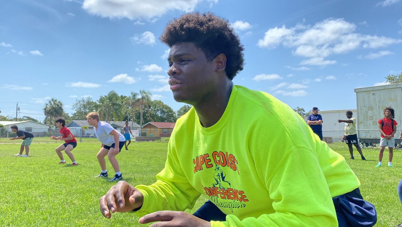 Sandman Thompson commits to play college football at Oregon