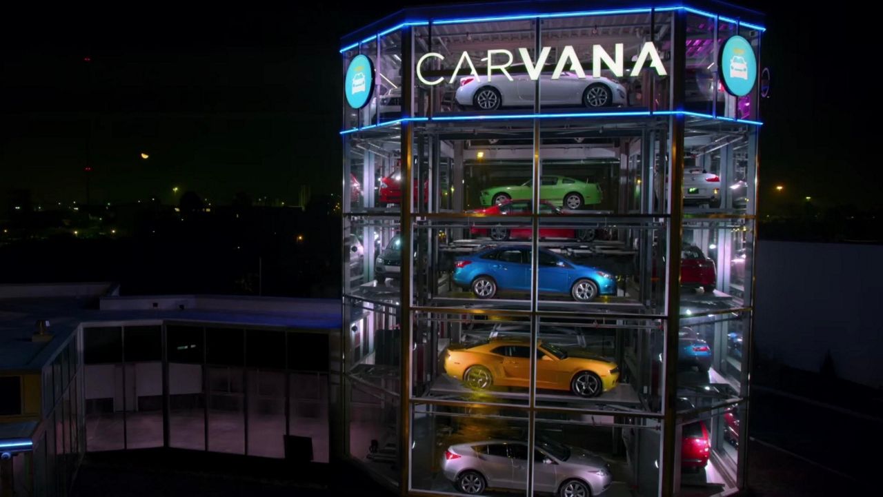 Автомат по продаже машин. Carvana автомобили с пробегом. Из машинки автомат. Автосалон carvana Санкт-Петербург.