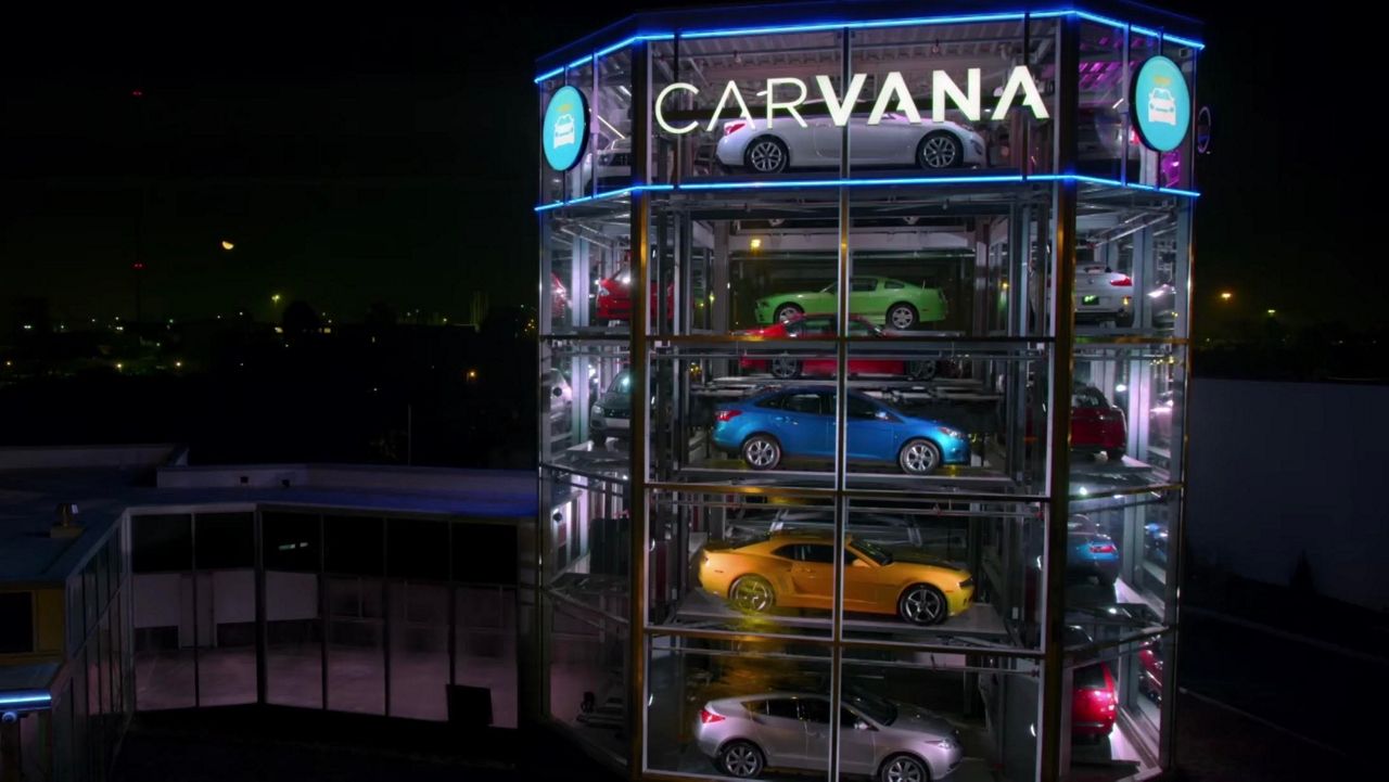 Машины открытый мир телефон. Автомат по продаже машин. Carvana автомобили с пробегом. Из машинки автомат. Автосалон carvana Санкт-Петербург.