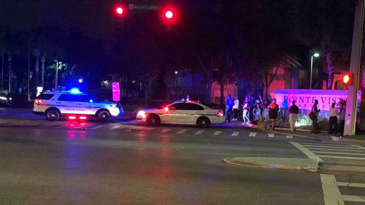 Orange County Sheriff’s Office deputies responding to a barricaded suspect at Pointe Vista Apartments near Americana Boulevard and Texas Avenue. (Eric Mock/Spectrum News 13)