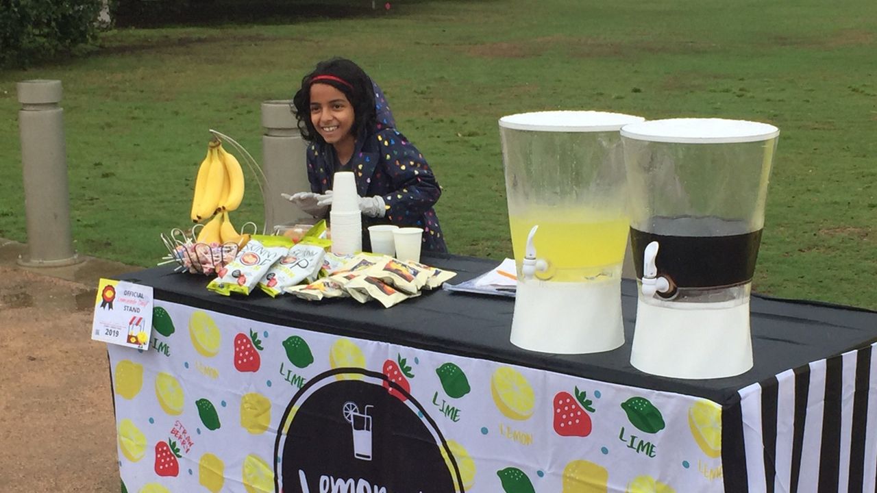 Photo of a child at a lemonade stand at Auditorium Shores on May 11, 2019 (Spectrum News)