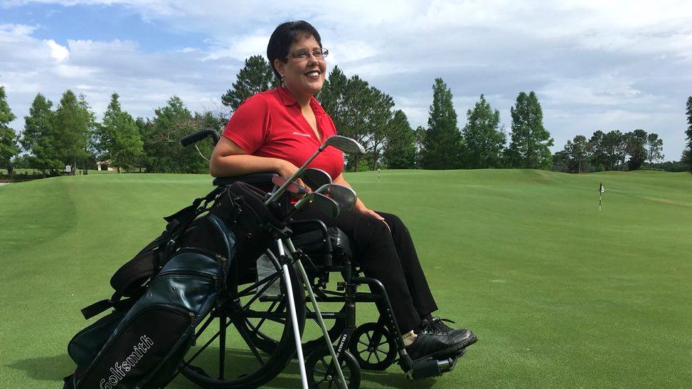 Special Olympics athlete shows off golfing skills