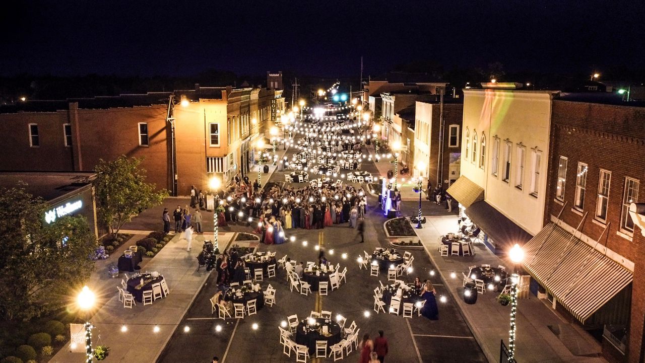 'Magic' on Main Street for Anderson County prom