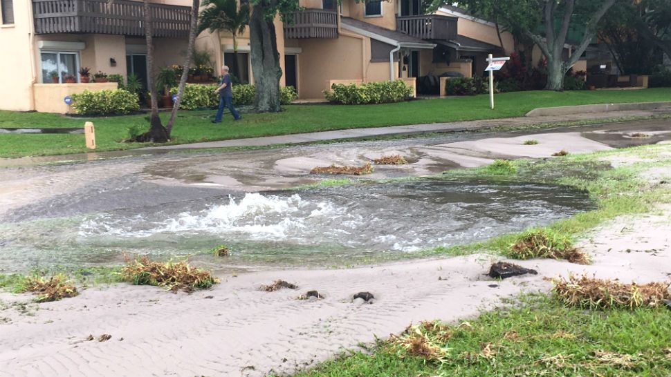 A water main break caused flooding on Bayshore Boulevard in Tampa on Sunday, May 27, 2018. (Tim Wronka, staff)