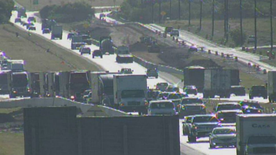 Crash shuts down lanes of I-10 in San Antonio. (Courtesy: TxDOT)