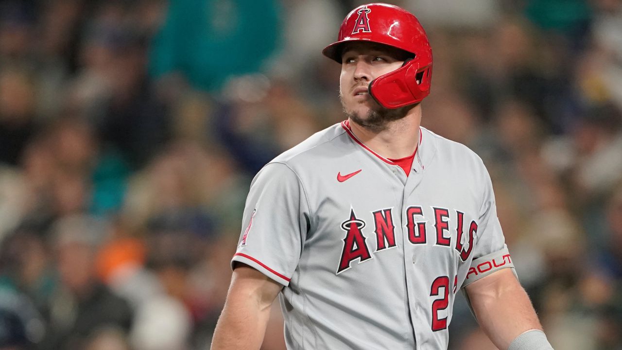 Trout homer twice, Angels beat Mariners