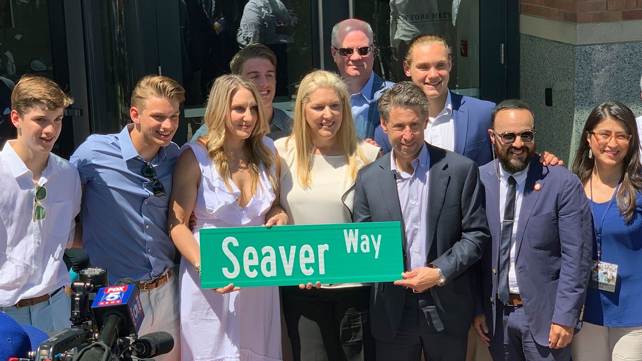 Tom Seaver statue: NY Mets fans celebrate at Citi Field