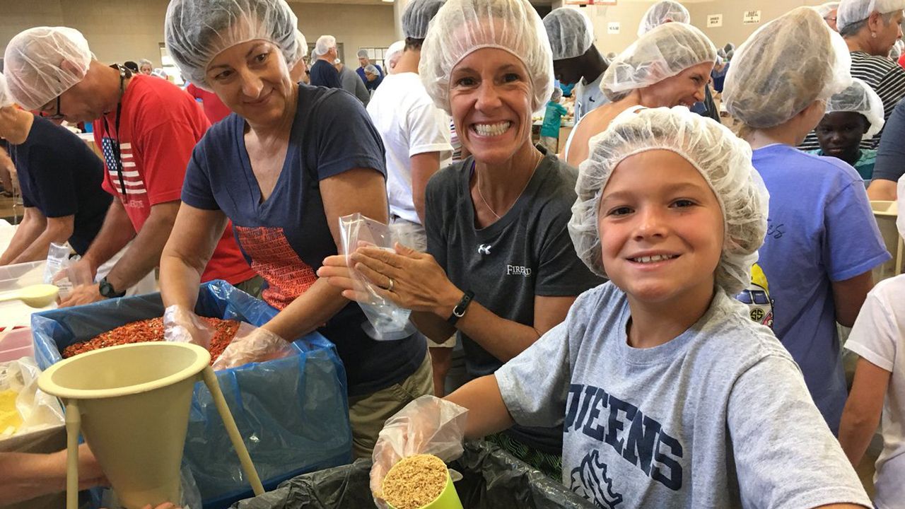 hundreds-of-volunteers-give-back-in-hunger-drive