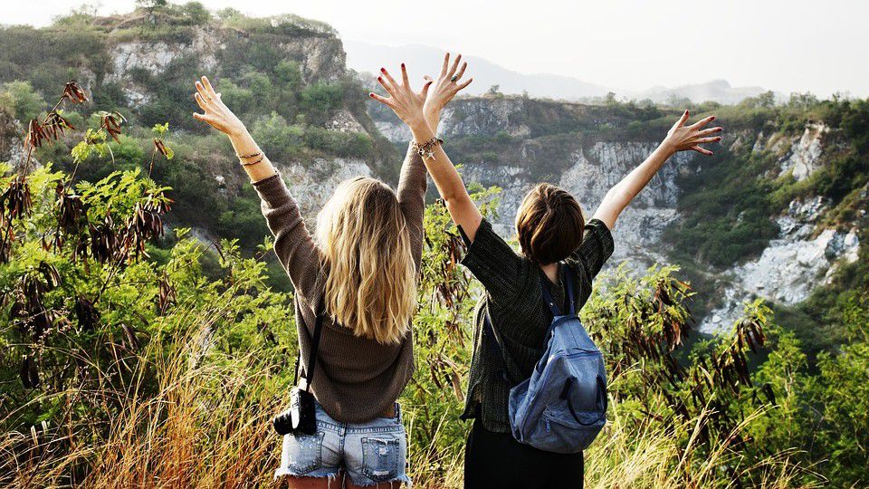 Photo of two people at a scenic overlook (Pixabay)