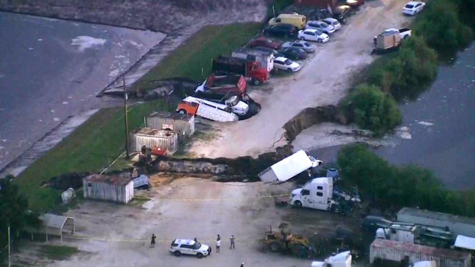 Sinkhole Or Fracture Orlando Area Hole Swallows Trucks