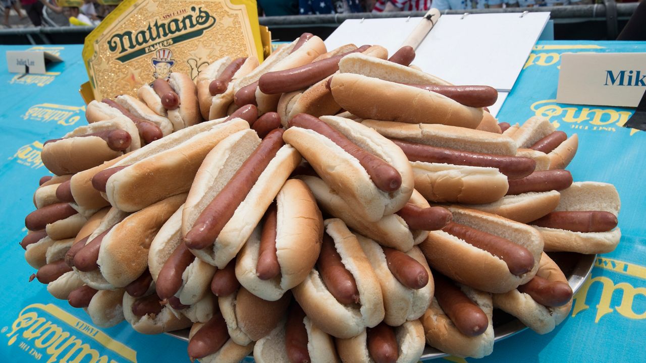 Competencia de comer 'hot dogs' regresa a Coney Island