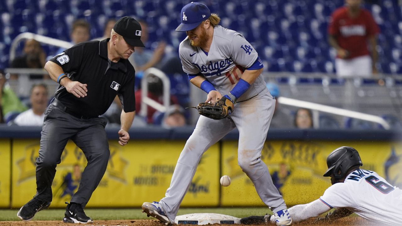 Dodgers fall to Marlins 2-1 on wild pitch, error in 10th