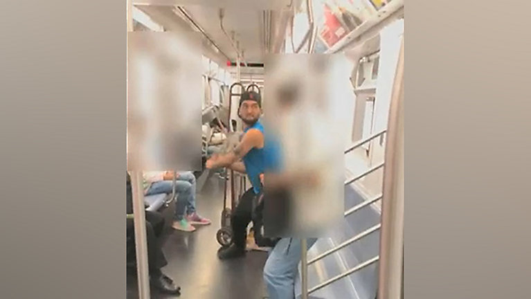 La policía busca a un hombre que agredió con un tubo de metal a otro hombre en el metro el sábado