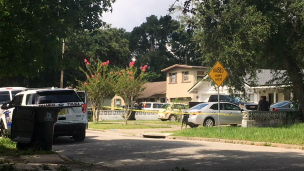 Orlando Police investigators respond to a home on Bethune Drive on Wednesday, where a 2-year-old child was found dead. (Julie Gargotta, staff)