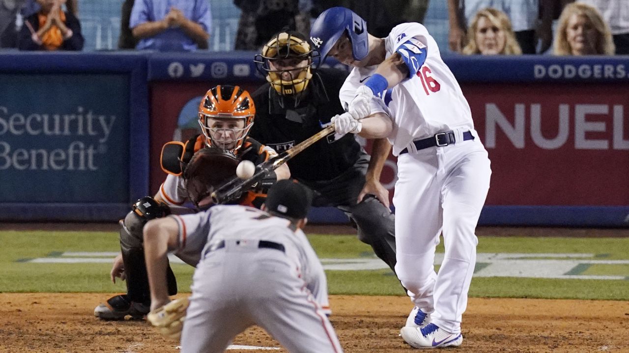 Smith's pinch 3-run HR in 9th rallies Dodgers past Giants