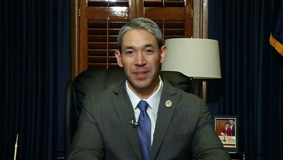 San Antonio Mayor Ron Nirenberg invites the president-elect of Mexico to the city. (Spectrum News photo)