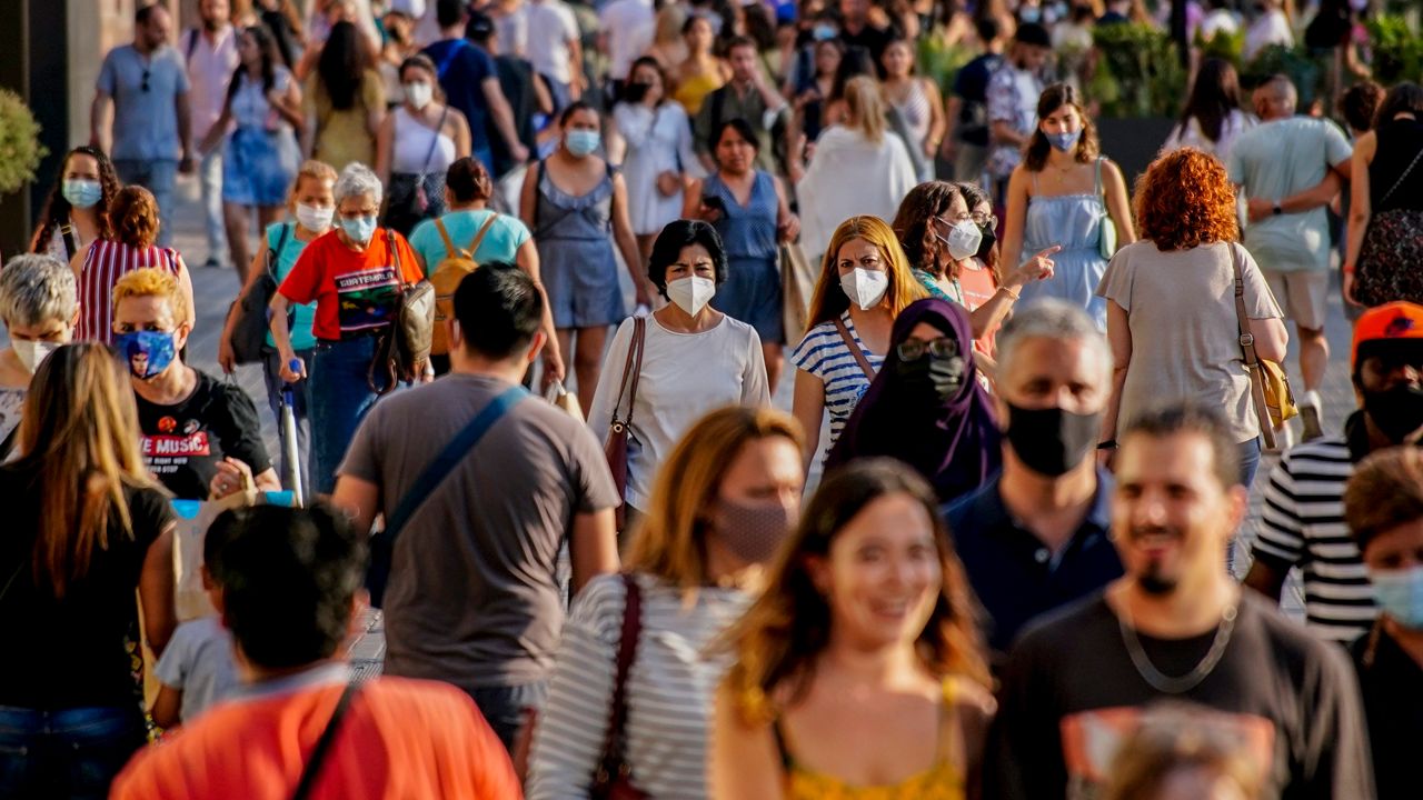 Passengers wait in a long line to get a COVID-19 test to travel overseas at Fort Lauderdale-Hollywood International Airport, Friday, Aug. 6, 2021. (AP/Marta Lavandier)