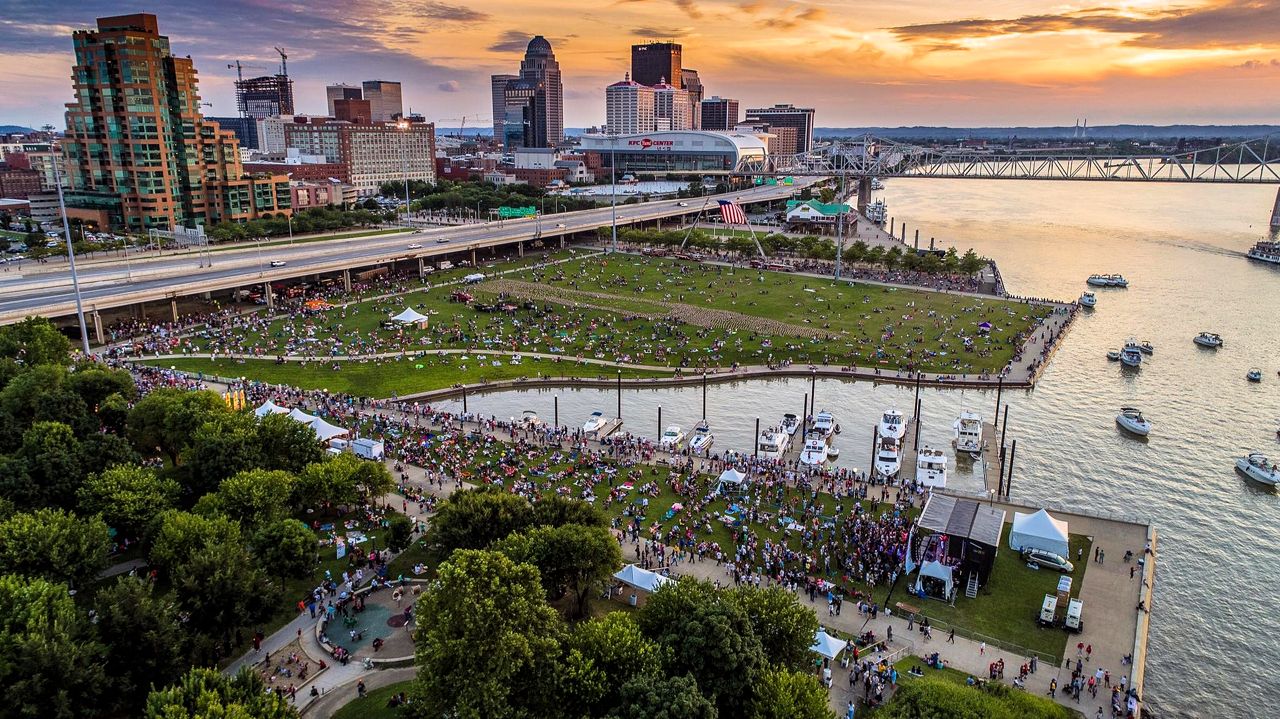 Louisville, Kentucky waterfront at night