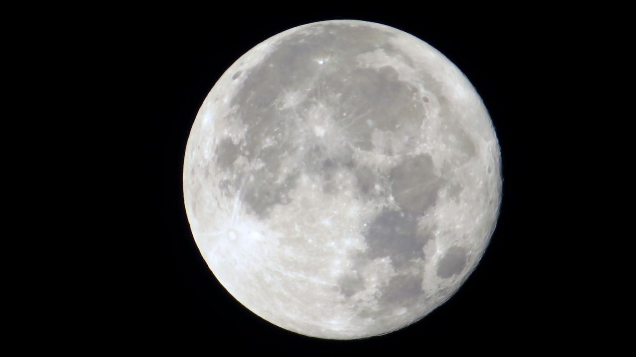 August is giving skywatchers two supermoons to enjoy. This first supermoon was seen over Orlando. (Spectrum News/Anthony Leone)