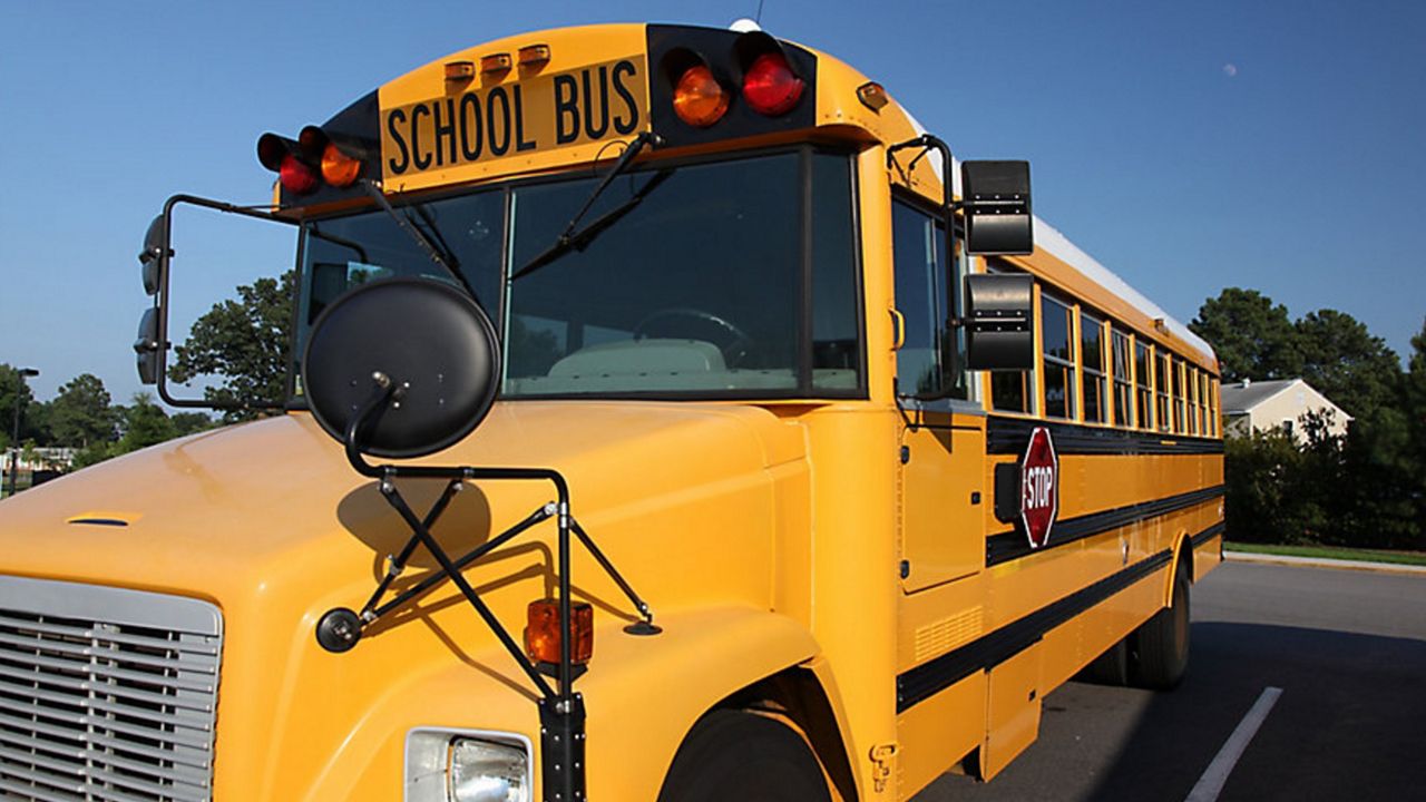 Protes sopir bus membuat siswa mencari rute alternatif