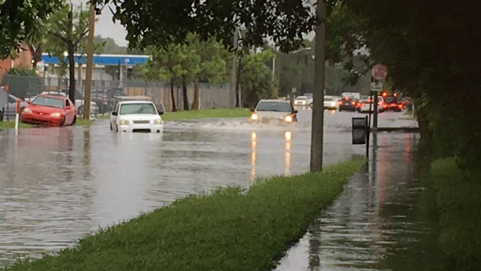 Cars navigate high water at Oak Ridge Road and Rio Grande Avenue on Friday afternoon. (Asher Wildman/Spectrum News 13)