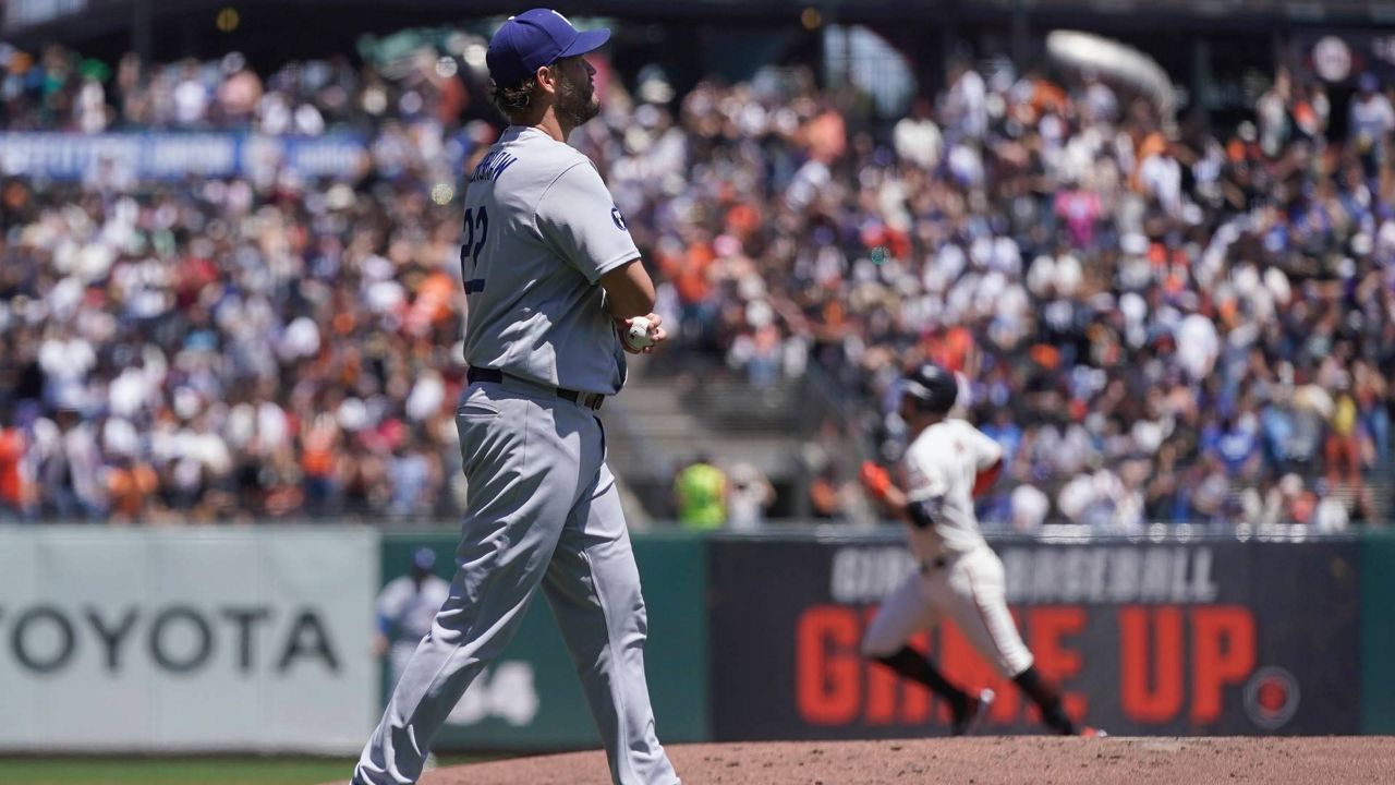 Kershaw leaves with low back pain, Dodgers sweep Giants 5-3