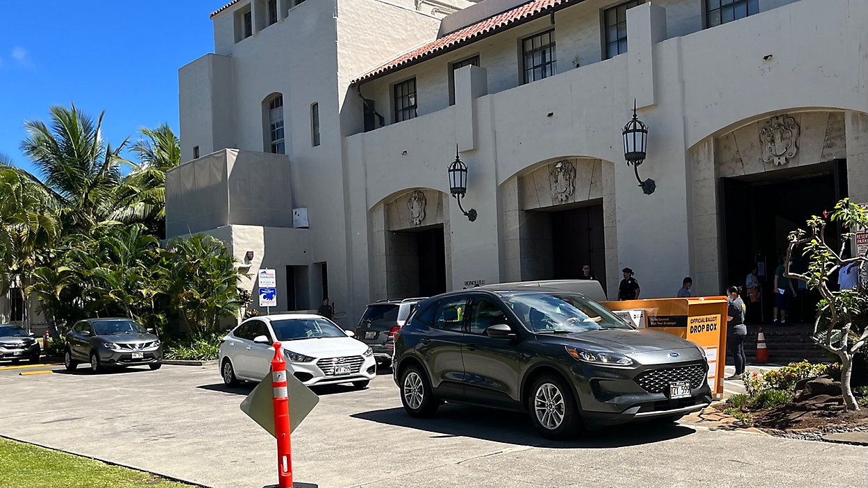 Honolulu Hale is one of several voter service center and ballot drop box locations statewide. (Spectrum News/Michael Tsai)