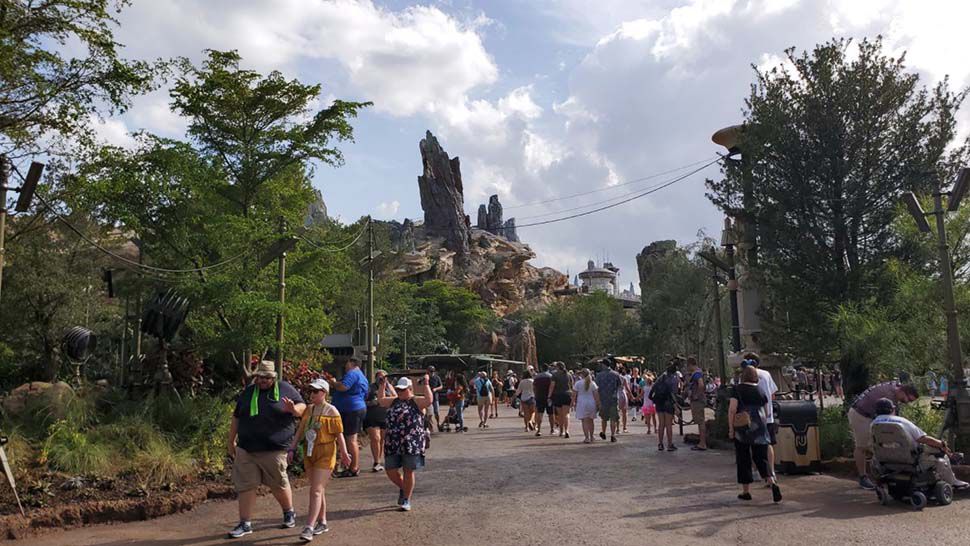 Passholders making their way into Star Wars: Galaxy's Edge at Disney's Hollywood Studios for a preview of the new land. (Ashley Carter/Spectrum News)