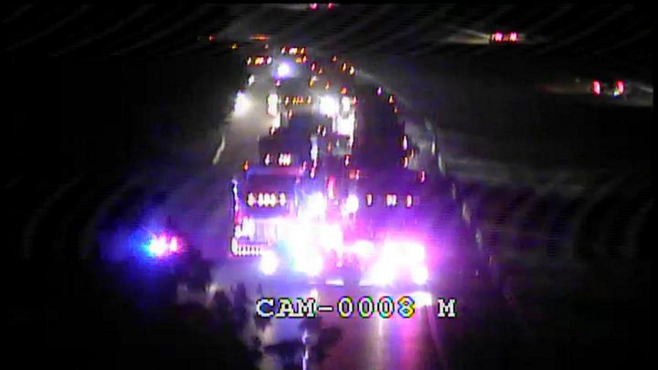 Crash Shuts Down I-71 N in Louisville
