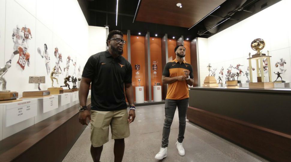 0831_aus_ut_hall_fame3