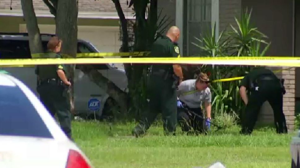 Authorities on scene on homicide investigation on Satel Drive in Orlando. (Spectrum News image)