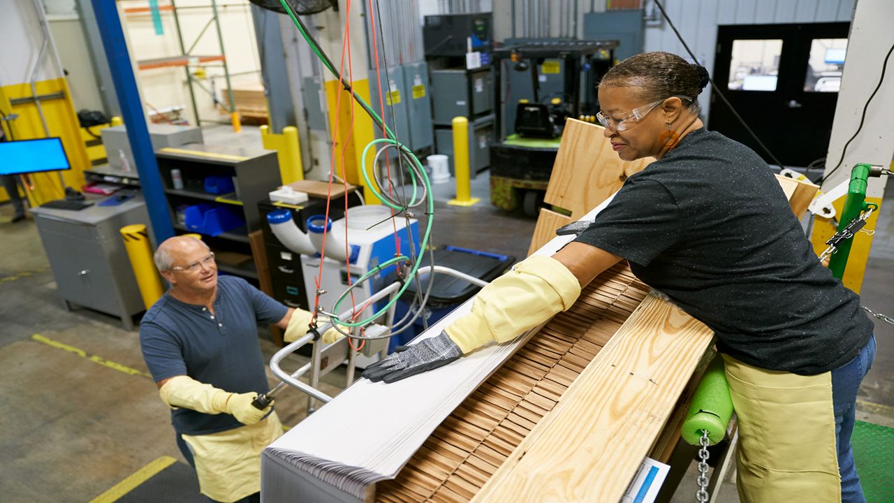 Apple Gives a Kentucky Plant Millions for State-of-the-Art Glass