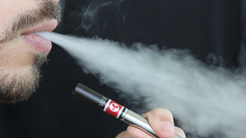 Photo of a person vaping (Pixabay)