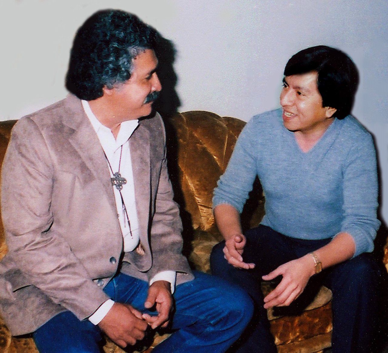 Hernández And Freddy Fender talking in 1990.