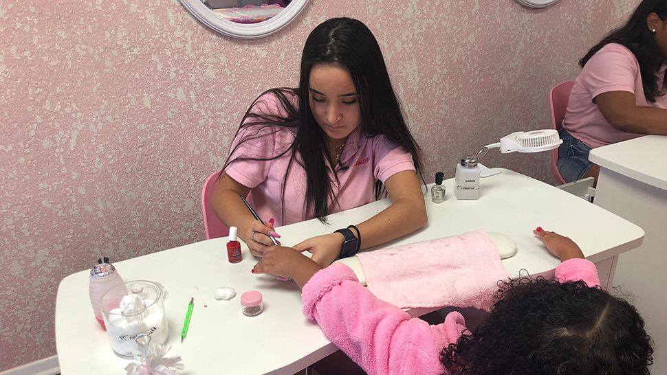 Everyday Hero Teen S Spa Turns Girls Into Princesses