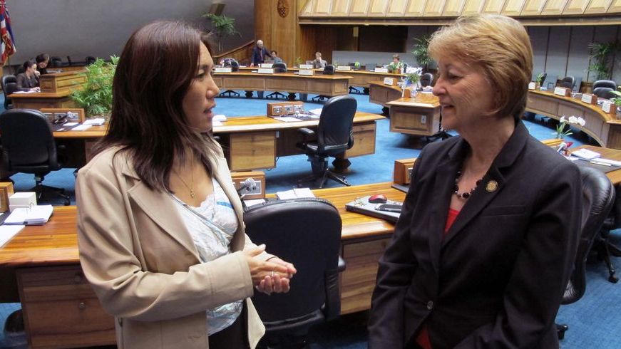 Shimabukuro, left, conferred with fellow state Sen. Roz Baker at a Senate hearing in 2016. (Associated Press/Cathy Bussewitz)