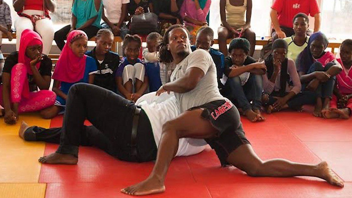 Petarung MMA segitiga menjadi tuan rumah kelas bela diri gratis