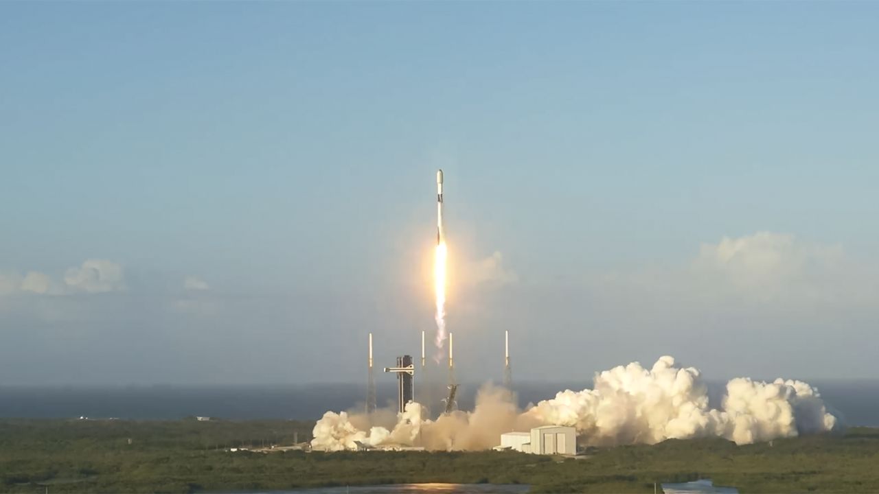 SpaceX launches more than 20 Starlink satellites